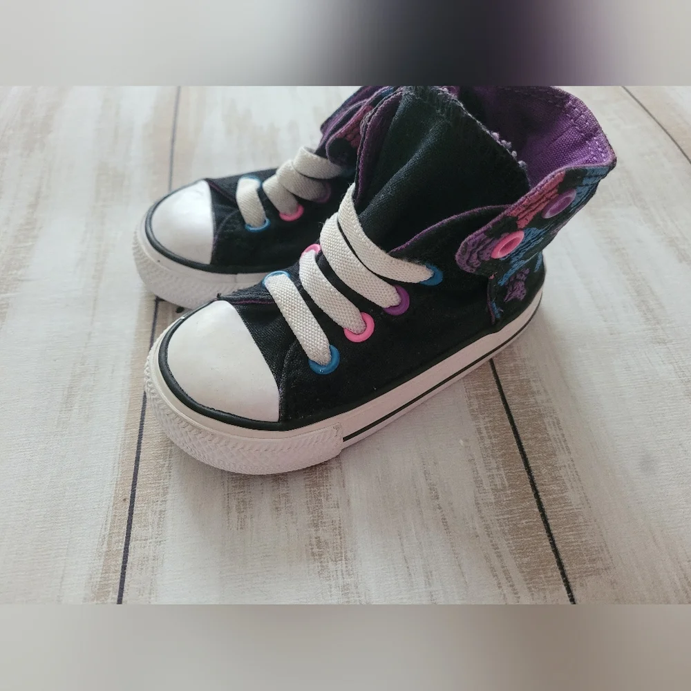 Converse Sz 5 Kids High-Top Sneakers